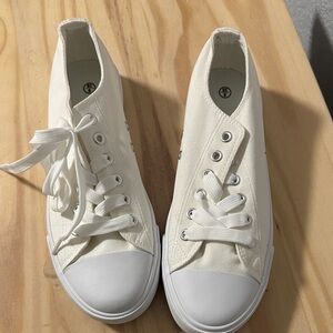 Classic White Canvas Sneakers size 8 /39
